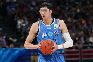13分13板!京媒:周琦在场上时 山东的球员基本对不上