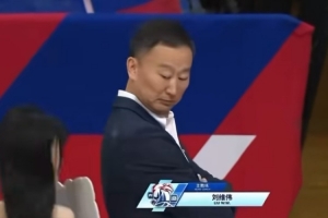 刘维伟晒啦啦队美女“碰瓷”视频：4万块洗一下西装 谁让是牌子呢