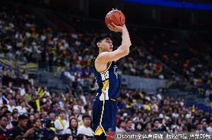 媒体人：近两季广东和江苏总难解难分 靠绝杀分胜负&今晚也不例外
