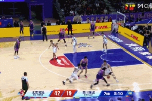 够硬气!王少杰篮下无视补防直接双手隔扣得分