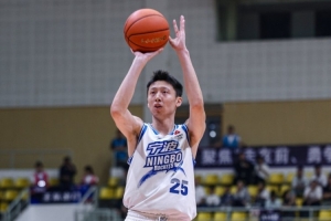 打得啥啊！赵岩昊9中1&三分5中0仅拿2分1板1助3失误 正负值-15
