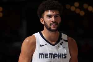 媒体人:布泽尔再次展现自己的可塑性 这只是他的第五场NBA比赛