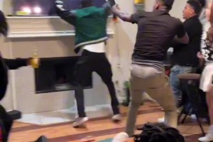 难搞！张子宇连续2次顶翻对手 捷克女篮肉躯对抗故意造犯规
