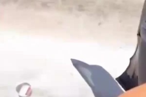 开心最重要！赛后结伴同行的斯通斯和阿坎吉~