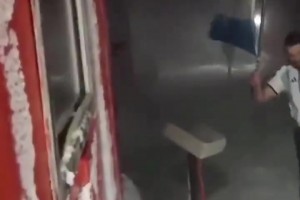 -23℃！阿根廷南极科考站人员，室外穿短袖球衣挥旗庆祝晋级！