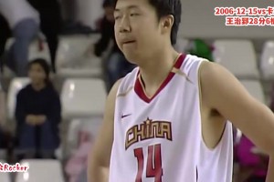 姚明打高尔夫，这画面也太好笑了！球杆在他手里跟牙签似的
