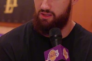 接受香港小记者采访！姚明：在NBA最难对付就是控卫