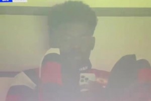 导播真会找镜头！巴莱巴低头玩手机都被拍到了！