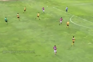 智甲联赛出现残暴一幕！门将双脚飞踢前锋，球还是进了！⚽