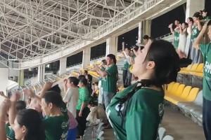 这身材合理吗？赣超女球迷为家乡球队加油助威