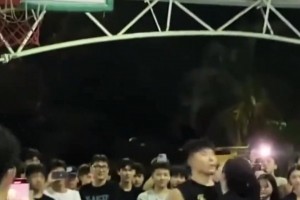 这怎么防？男生本来在认真防守篮球，女生突然上前亲了他一口