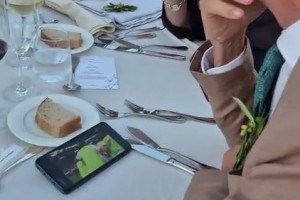 意大利人多爱足球？儿子婚宴也不耽误老爷子看国米vs罗马