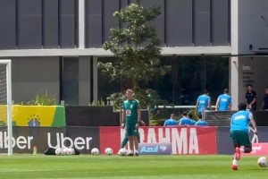 没射进就得受罚！维尼修斯训练场射门偏出，当场做俯卧撑！