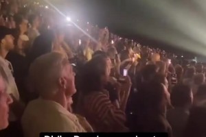 法国前主帅德尚现身席琳·迪翁演唱会，全神贯注秒变铁血迷弟