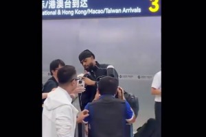 大牌外援拉塞尔抵达上海耐心跟接机的球迷签名合影~