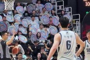小编都要看晕了韩国球迷干扰罚球有一手的！！