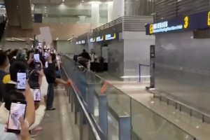 大牌外援拉塞尔抵达上海接机的球迷高呼：水拉水拉