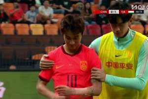 不冷静啊！韦世豪肘击被两黄罚下，徐阳：这下没有必要啊