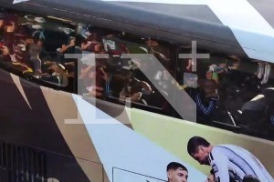 泪目球迷夹道迎接阿根廷大巴，镜头捕捉到梅西在车上悄悄擦泪