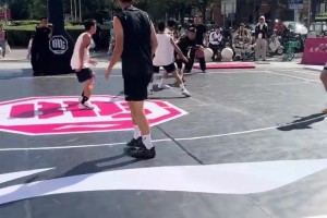 在球场上遇到这种矮壮型内线是真难防，一顶投篮空间就出来了！