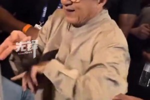 美娜这次也是沾光了~成龙大哥在澳门给大家分食物