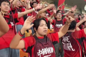 这就是热爱！国足球迷场边为球队高歌加油助威