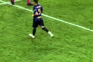 梅西射门中柱！解说一句话点破：他何时退役，由他自己决定⚽