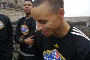 那时都还很青涩13年NBA中国赛，勇士全队曾集体攀登长城