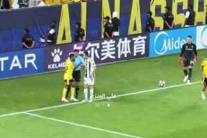 这要是在中超！实拍：双方无视马宁调停，马宁最终未掏牌