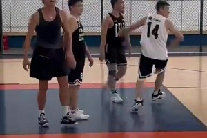 哈哈，邓超这记低位背转身同手同脚上篮什么水平？