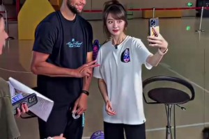 是你能拿捏所有类型！乔治：我的女球迷咋和别人的不一样~