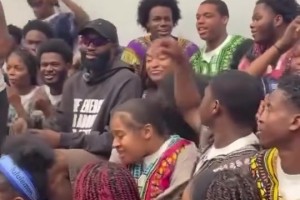 杰伦·布朗走访三所费城高中。回馈社区，鼓励学生们飞得更高。