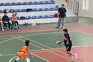 现在的小学生都这样打球了吗？这球风也太成熟了！