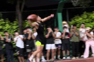 这扣篮舒展性直接拉满网红球手丹尼野球场隔扣对面