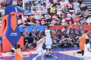 场边视角：CBA也不好打！拉塞尔常规赛首秀砍下21分4篮板5助攻