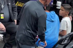 和科尔简直一模一样科尔本人在场边看见后 都忍不住多看几眼