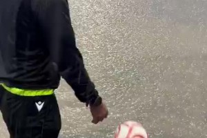 看笑了西班牙第四级别联赛因天气原因暂停，裁判扔球测试场地