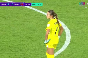 太惬意了美国女足17-0领先，守门员双手叉腰站中圈看球