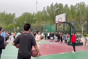 这小伙这三分投得是真准啊！现场“卧槽”声不断！