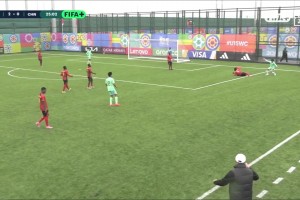 安哥拉球员禁区内送点，中国U15男足扳回一球