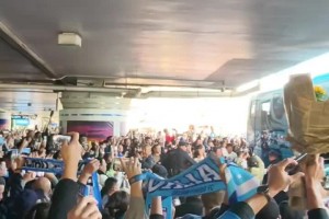 不愧是足球之城啊大连球迷来到机场，迎接他们的英雄回家