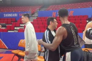 人人都爱弗格！广东客对上海 弗格重返上海与前队友打招呼