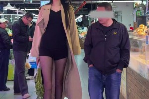 1米96的“女篮第一御姐”走进菜市场，黑丝长腿配烟火气，绝了！
