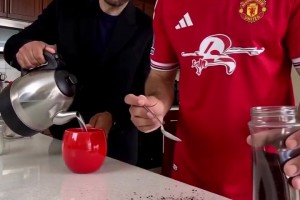 夺笋啊！国外曼联大V神级整活：当B费和卡里克一起泡咖啡……
