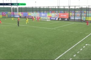 再度领先！马来西亚小将解围失误，U15国足门前轻松破门！