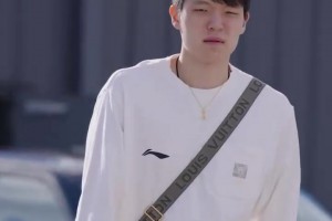 杨瀚森随球队登机奔赴客场：一身干净白色T恤